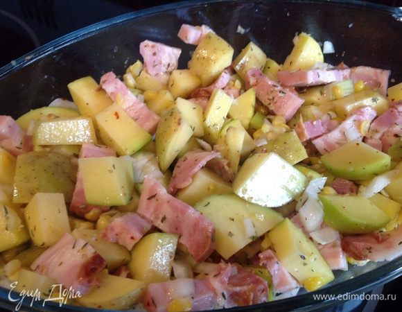 В смазанную маслом форму положите картофель, лук, кукурзу, веточки тимьяна и розмарина, посолите, приправьте перцем и орегано, сбрызните оливковым маслом.