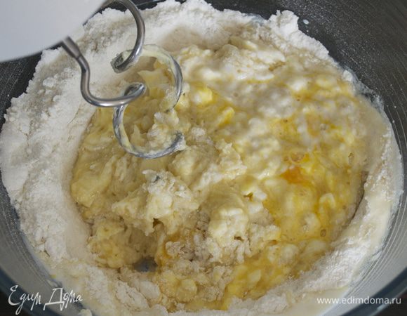 Замесить тесто с помощью электромиксера на средней скорости...