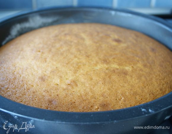 Выпекать бисквиты в разогретой духовке 25 минут, (готовность бисквита проверить деревянной шпажкой - должна выходить сухой). Достать из духовки, дать постоять 10 минут и перевернуть на решетку до полного остывания бисквитов...  