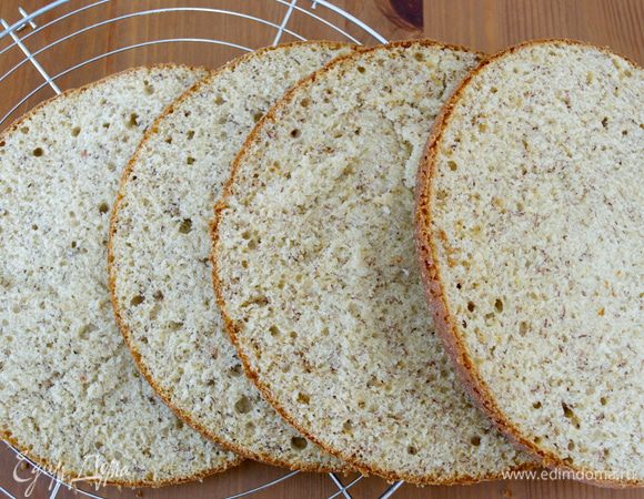 Оба остывших бисквита разрезать пополам. У нас получится 4 коржа... (Бисквит получился пышный и ароматный. Возможно, вам захочется использовать его как основу для СВОЕГО торта!)