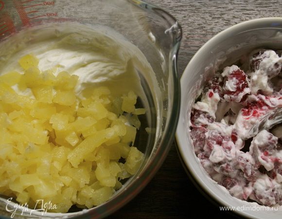 Взбитые сливки разделить пополам. В одну часть положить кусочки ананаса, перемешать. А в другую положить малину...