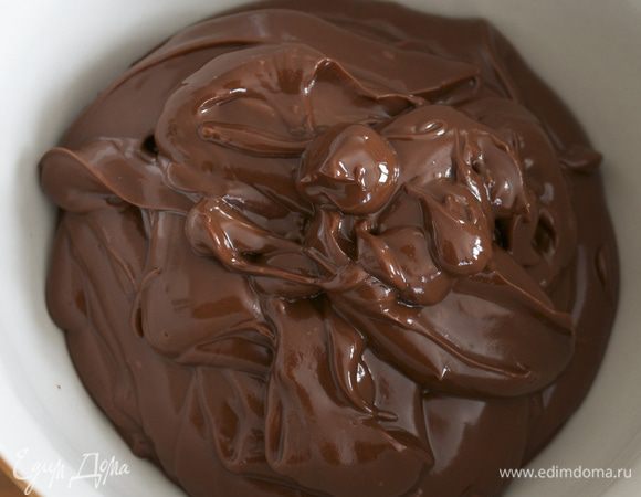 Для шоколадной глазури растопить на водяной бане шоколад с половиной  сливочного масла. Дать остыть. 