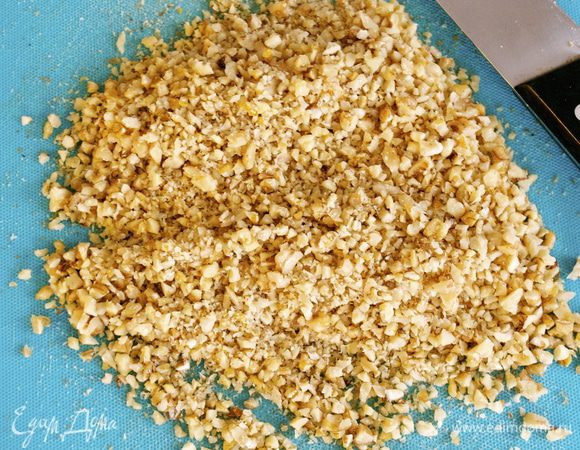 Грецкие орехи измельчить.