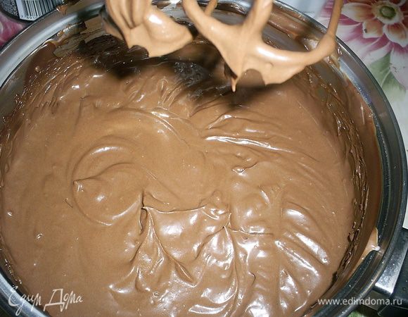 Сначала кажется, что все это напрасно. Но немного терпения - и масса начинает густеть прямо на глазах. В этот момент главное вовремя остановиться и не взбить до получения масляного крема))) 
Если масса все же упрямо не желает взбиваться - отправьте ее в холодильник еще на часок. 
Попробуйте крем на сладость. Мне сахара показалось маловато, я добавила еще целую столовую ложку с горкой сахарной пудры.
В крем добавляем заранее замоченный в холодной воде и распущенный на водяной бане желатин, размешиваем до однородности.