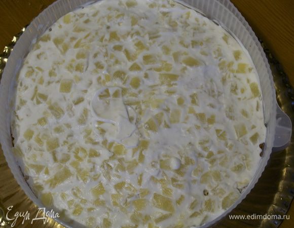 Накрыть следующим (третьим) коржом и выложить сливки с ананасами. В конце накрыть последним коржом и смазать его оставшейся шоколадной глазурью. Сверху присыпать оставшимися орехами... Можно снять разъемное кольцо и смазать тортик глазурью и по бокам. Но я решила оставить как в рецепте! Чтобы при снятии кольца просматривались все слои тортика... ;)) Оставляю этот "финальный штрих" на Ваше усмотрение!....