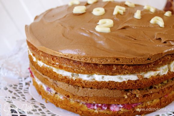 В общем, торт можно украсить, как Вам подскажет Ваша фантазия... ;))) Дать тортику постоять ночь в холодильнике и подавать!