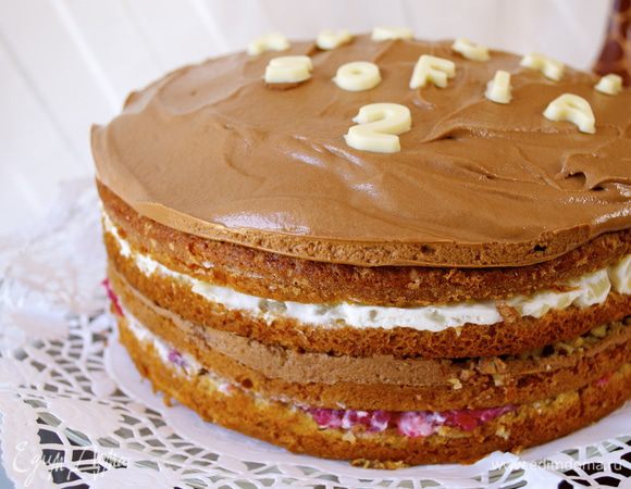 В общем, торт можно украсить, как Вам подскажет Ваша фантазия... ;))) Дать тортику постоять ночь в холодильнике и подавать! 