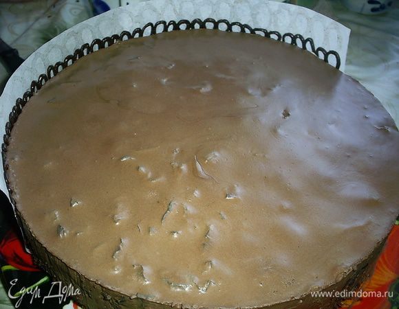 
Когда шоколад уже не течет, но все еще остается пластичным, аккуратно оборачиваем бумагу с рисунком вокруг торта. Даем шоколаду застыть в холодильнике и осторожно отделяем бумагу.