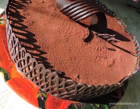 Чтобы сделать шоколадный завиток, наносим шоколад на длинную ленту из бумаги для выпечки. Когда шоколад уже не течет, но все еще остается пластичным, аккуратно наматываем ленту по спирали на узкий цилиндрический предмет, например рулон пищевой пленки. Закрепляем края скотчем. Отправляем в холодильник до полного застывания. Затем аккуратно снимаем ленту с рулона и очень осторожно вытягиваем бумагу за кончик из получившегося завитка. Чтоб его поверхность была рельефной, перед наматыванием ленты на рулон можно сделать полосочки при помощи вилки или кондитерского гребешка. К сожалению фото не сделала. Но обещаю исправиться и выложить весь процесс пошагово.