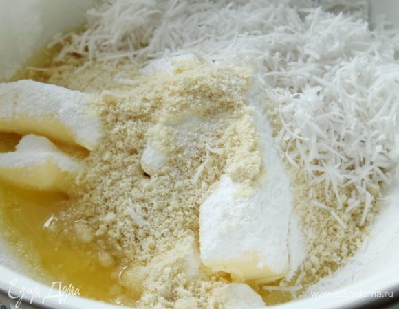 Взбить сливочное масло с сахарной пудрой, молотым миндалем, кокосовой стружкой и солью.