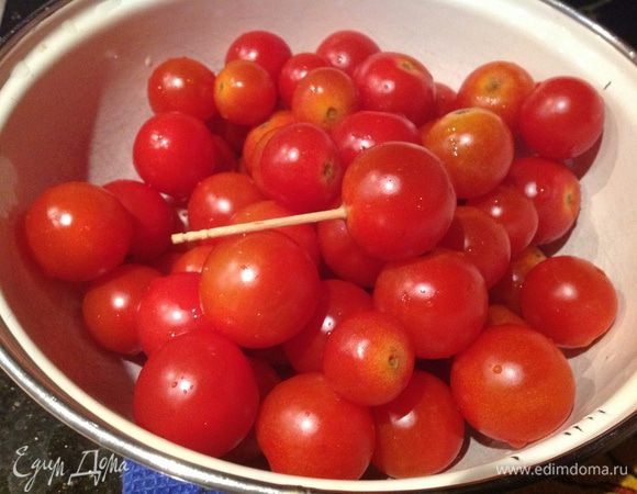 Помидоры черри вымойте и сделайте в каждом с помощью зубочистки прокол через плодоножку.