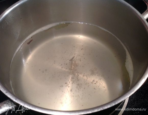 Приготовьте рассол: вскипятите воду и добавьте в нее соль, сахар, лимонный сок, гвоздику, лавровый лист, перец, доведите до кипения и дайте покипеть 5 минут.