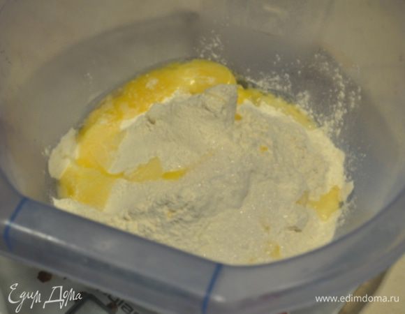 Сперва делаем тесто: ледяное масло смешать с мукой, сахаром и желтком. 