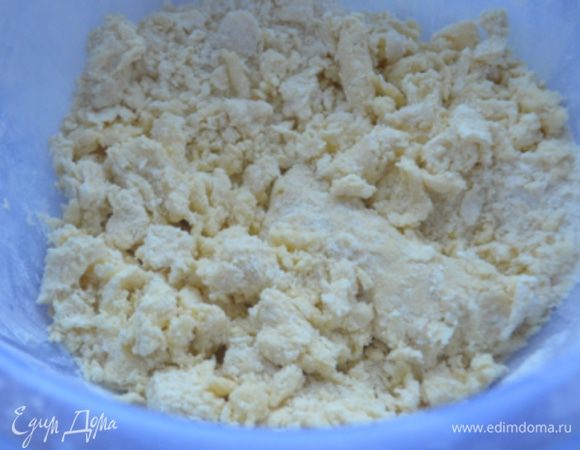 Руками или ножом растереть все в крошку, скатать тесто в шар, если оно не будет скатываться, добавить 1 ст ложку ледяной воды. 