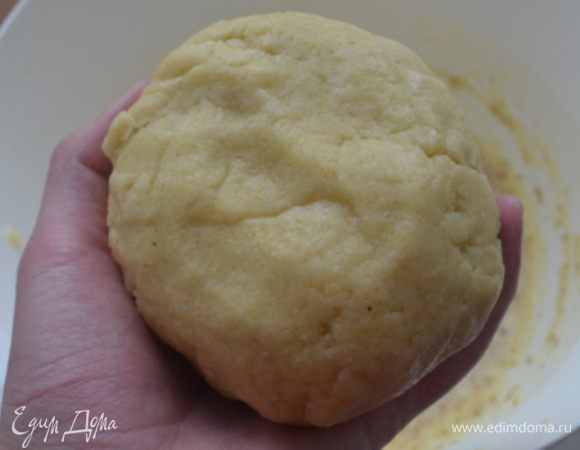 Шар завернуть в пищевую пленку и убрать в холодильник на 20-30 минут. 