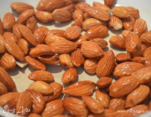 Миндаль обжарить. 