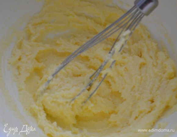 Займемся кремом: мягкое масло взбить с сахаром.
