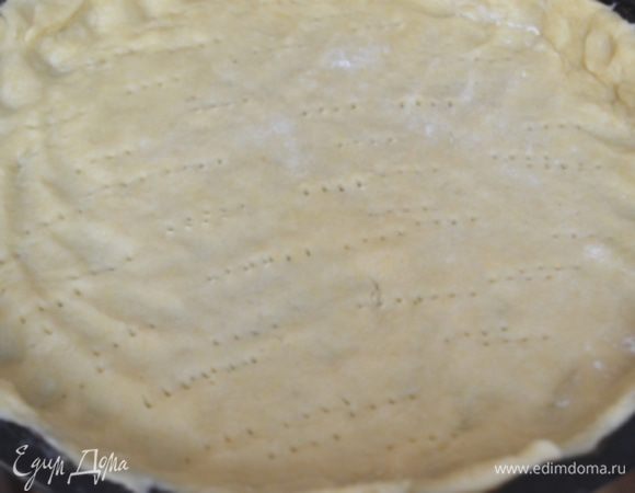 Достаем тесто раскатываем и переносим в форму для выпечки, формируем бортики. Часто накалываем вилкой и отправляем в духовку на 10 минут при 180.