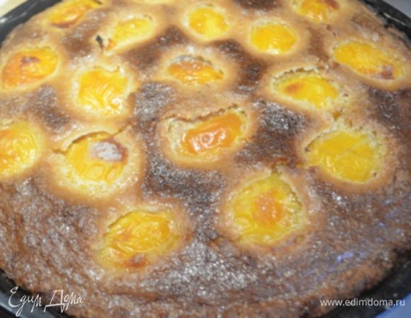 Достать готовый пирог, можно чуть остудить и сразу подавать - он и в теплом виде бесподобен!