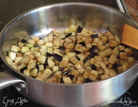 1. Фасоль замочить в холодной воде на 6-8 часов, затем залить свежей водой и отварить почти до полной готовности. Откинуть на дуршлаг. Отвар я оставляю и использую позже. На днях буду готовить чили кон карне (чили с мясом) вот там и пригодится этот бульон.
2. Баклажан вымыть, от кожицы не очищать и нарезать кубиками. Я посыпала солью и оставила на 30 минут, затем промыла проточной водой. 
В сковороде разогреть 2 ст. ложки масла и обжарить баклажаны до золотистой корочки.
