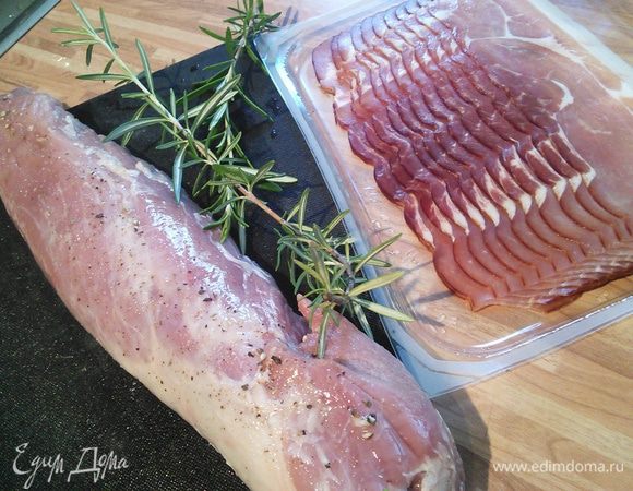 Свинину помойте, очистите от пленок и жилок, посолите, поперчите.