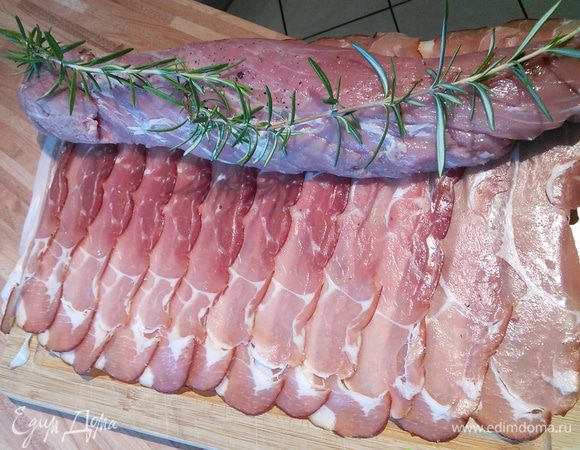 Разложите свежекопченую ветчину (у меня ветчина, её не нашлось в списке, поэтому дала бекон в ингредиентах) внахлест. Заверните в неё филе, не забудьте веточки розмарина.