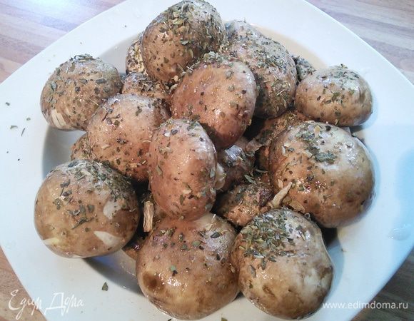 Тем временем замаринуйте шампиньоны в оливковом масле, соли, перца и смеси итальянских трав.