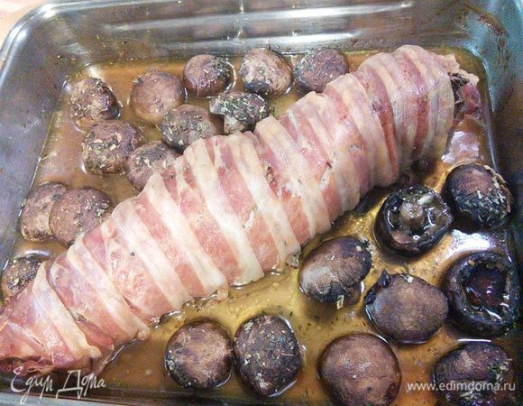 Через полчаса добавьте грибы к мясу и запекайте ещё 15 мин.