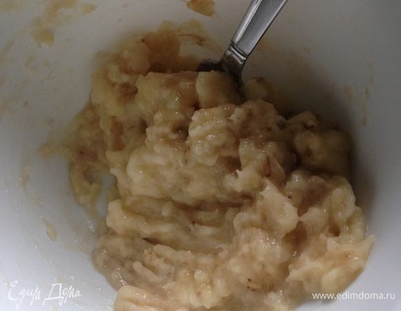 Размять бананы до состояния кашицы.