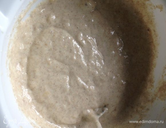 Добавить в бананы яйцо с сахаром и перемешать. Смешать кефир с содой и влить его к банановой массе и опять перемешать. Добавить туда муку и перемешать до однородного состояния. Консистенция теста должна быть похожа на густую сметану.