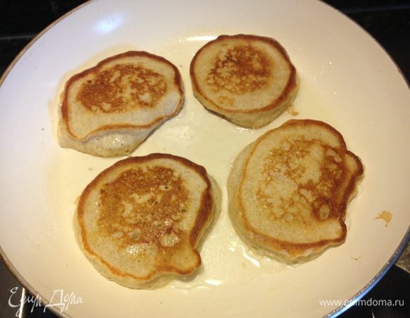 Разогреть растительное масло на сковороде и выпекать оладьи на небольшом огне (иначе середина не пропечётся). Переворачивать лучше тогда, когда тесто начнёт слегка пузыриться.