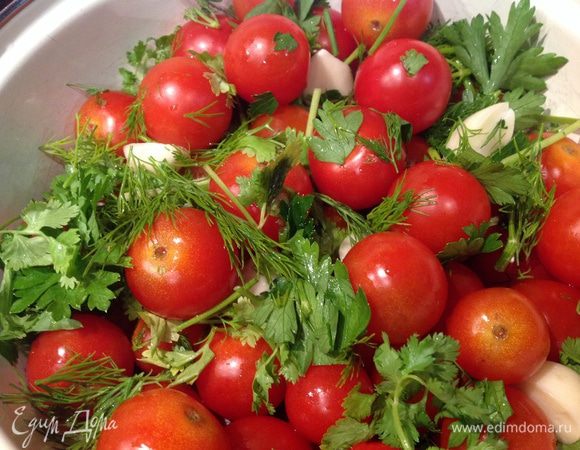 Черри выложите в банку или в эмалированную миску, переложите зеленью и чесноком, залейте горячим маринадом, накройте и дайте постоять при комнатной температуре один день. 