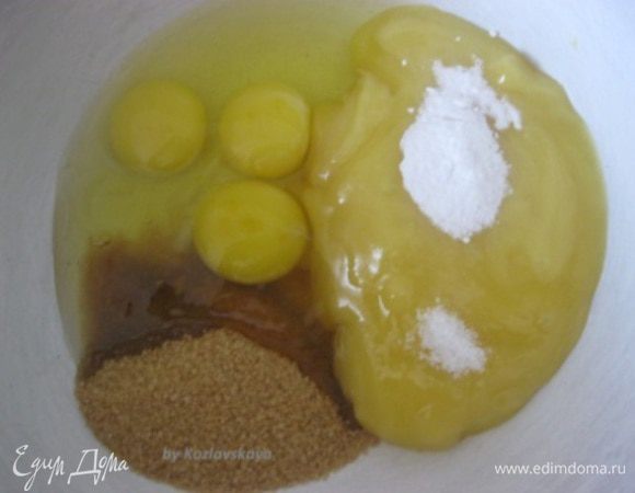 Мед, сахар, яйца, соду и соль смешать в металлической миске.

* Стакан  250 г