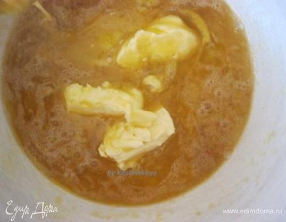Добавить сливочное масло комнатной температуры, перемешать.