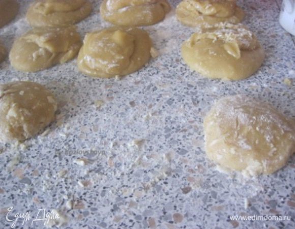 Утром достать тесто и разделить на 8-9 частей.
Тесто получается липкое, поэтому руки нужно густо посыпать мукой.