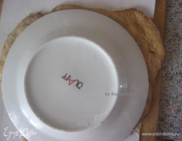 Раскатать , я распределяла руками, тесто тонко, в 2-3 мм, прямо на пергаментной бумаге.
Выпекать в разогретой духовке, при температуре 190 С, минуты по 3-4, до приятного, румяного цвета.
Горячими подровнять под нужный вам размер.