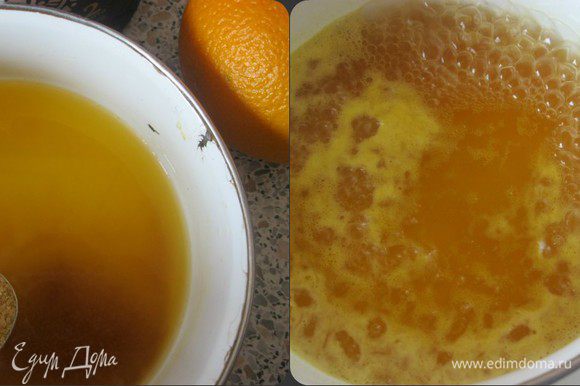 Делаем пропитку: Их большого апельсина выдать сок. Сок смешать с сахаром и довести до кипения. Проварить 5-7 минут, до небольшого загустения.