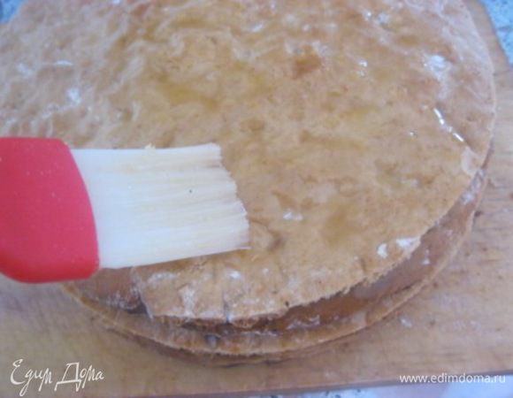 Горячим сиропом пропитать все коржи.