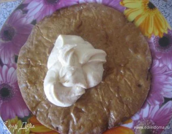 Прослоить кремом все коржи.