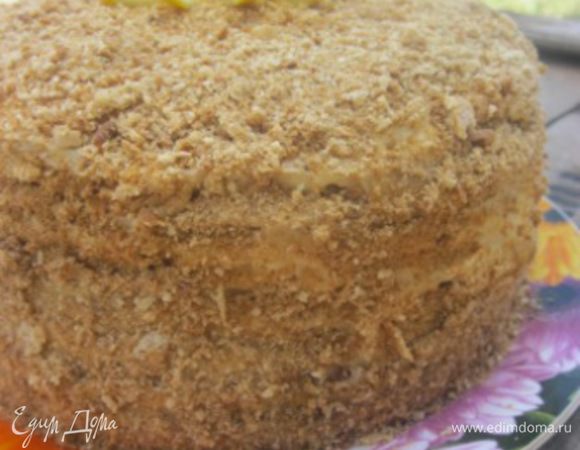 Из обрезков сделать крошку и посыпать бока и верх торта.