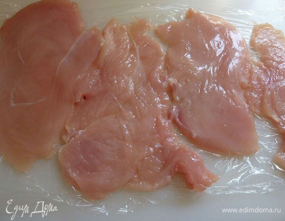С грудок снять кожу, жир и кости . Каждую грудку разрезать по горизонтали пополам. Отбить грудки между двумя пакетами. 
