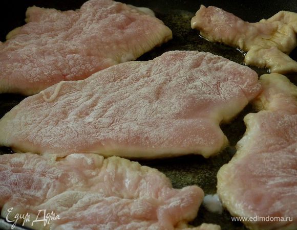 На тарелку высыпать муку. Посолить и поперчить филе. Обвалять в муке, стряхивая лишнее. Разогреть 2 ст. л. масла в большой сковороде и обжарить грудки на средне высоком огне, по 5 минут с каждой стороны . 
