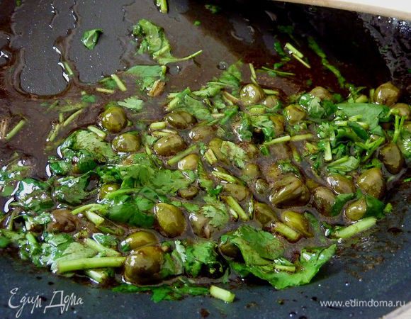 Выложить на блюдо и закрыть фольгой. 
В горячую сковороду влить уксус и, помешивая, прокипятить минуту. Добавить сливочное масло, каперсы и рассол. Тушить пока масло растопится, посыпать зеленью,  посолить и поперчить . 

