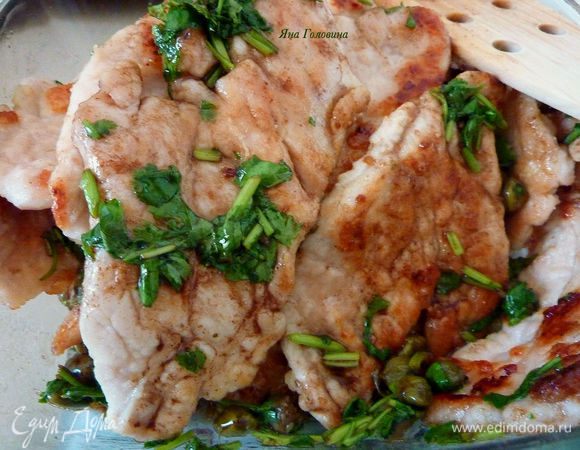 Залить грудки соусом. 
