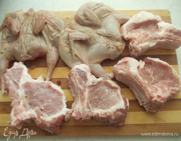 Приготовить мясо, помыть и обсушить. Можно взять абсолютно любое мясо: ребра,кусочки курицы, или, как у меня, котлету на кости и перепелок.