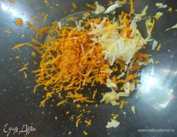 Натереть цедру половины апельсина и чеснок на мелкой терке.