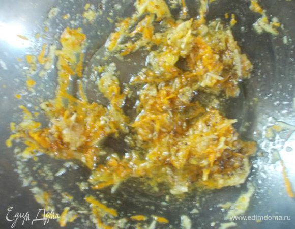 Добавить масло, специи и соль, немного растереть ложкой. Соли нужно немножко, так как кетчуп и так соленый.