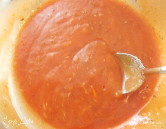 Выжать сок апельсина, добавить сахар и кетчуп, перемешать. Кто любит поострее, можно добавить острого перца.