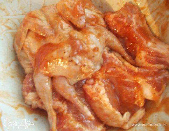 Часть соуса отправить к мясу и оставить мариноваться на часик-два.