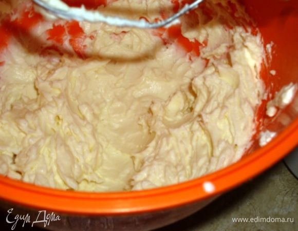 Сливочное масло взбить, добавить тертый шоколад и ликер, перемешать и соединить с крошкой.